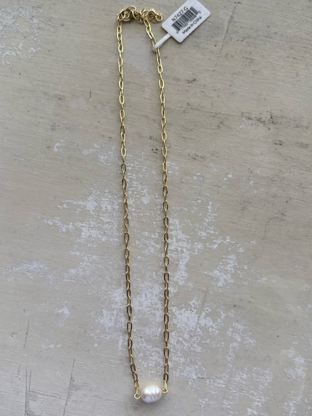 Splendid Gold Chain Necklace with Single White Pearl